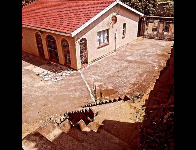 3 BEDROOM HOUSE FOR SALE IN UMLAZI Z